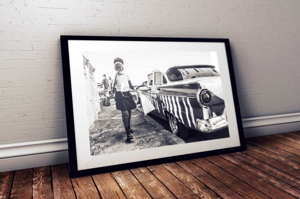 La Havane, Cuba. Petite fille sur la jetée, photographie d'art noir et blanc.