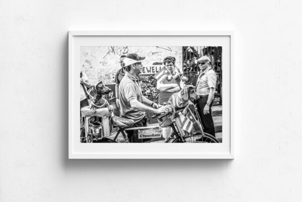 Présentation de l'oeuvre "Twin Dog" dans son encadrement blanc